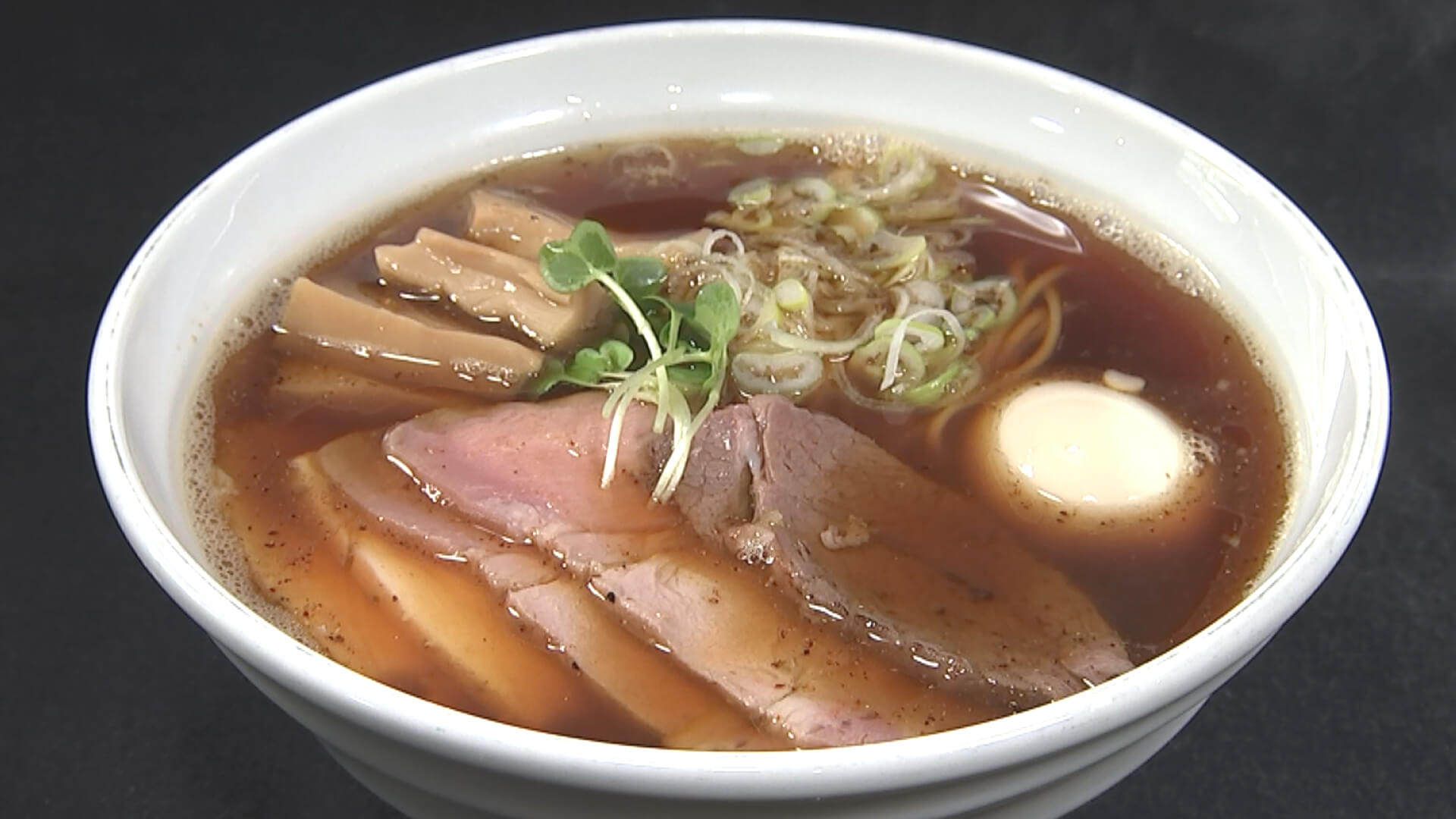 元木さん実食 全部のせには豚、鶏、ラムのトッピング スープを飲んで 煮干し すげー めちゃくちゃうまい 麺にコシがある ラムうまっ 美味しいと言葉が短くなるらしい