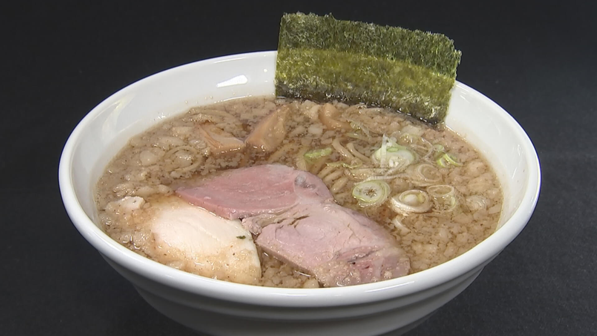 千田アナ実食 ガツン系と評したラーメンは煮干しの後に背脂がくるらしい 背脂があまい