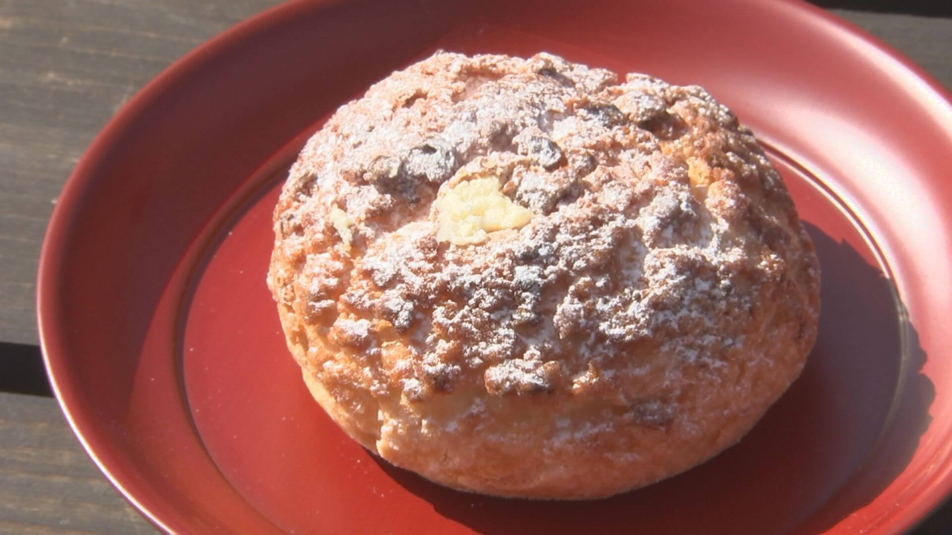 表面はザクザク食感の大豆　中はブール・ドゥ・ネージュとのコラボ　県産生クリームのかくし味に味噌を使用　実食した西島アナ 甘じょっぱくて味噌のまろやかさも…といいながらフライドポテトをパクッ