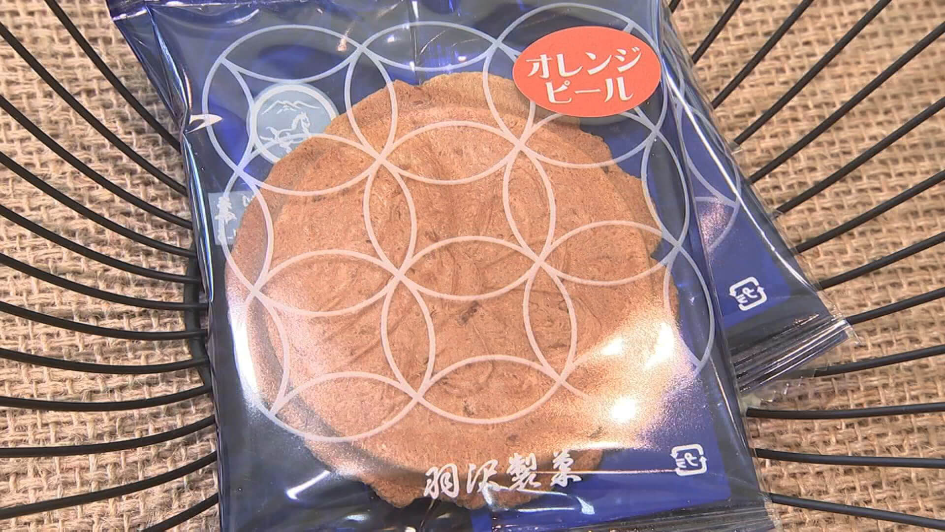 ふみきゅんが一口食べるなり クッキーだぁ！おいひっ❤