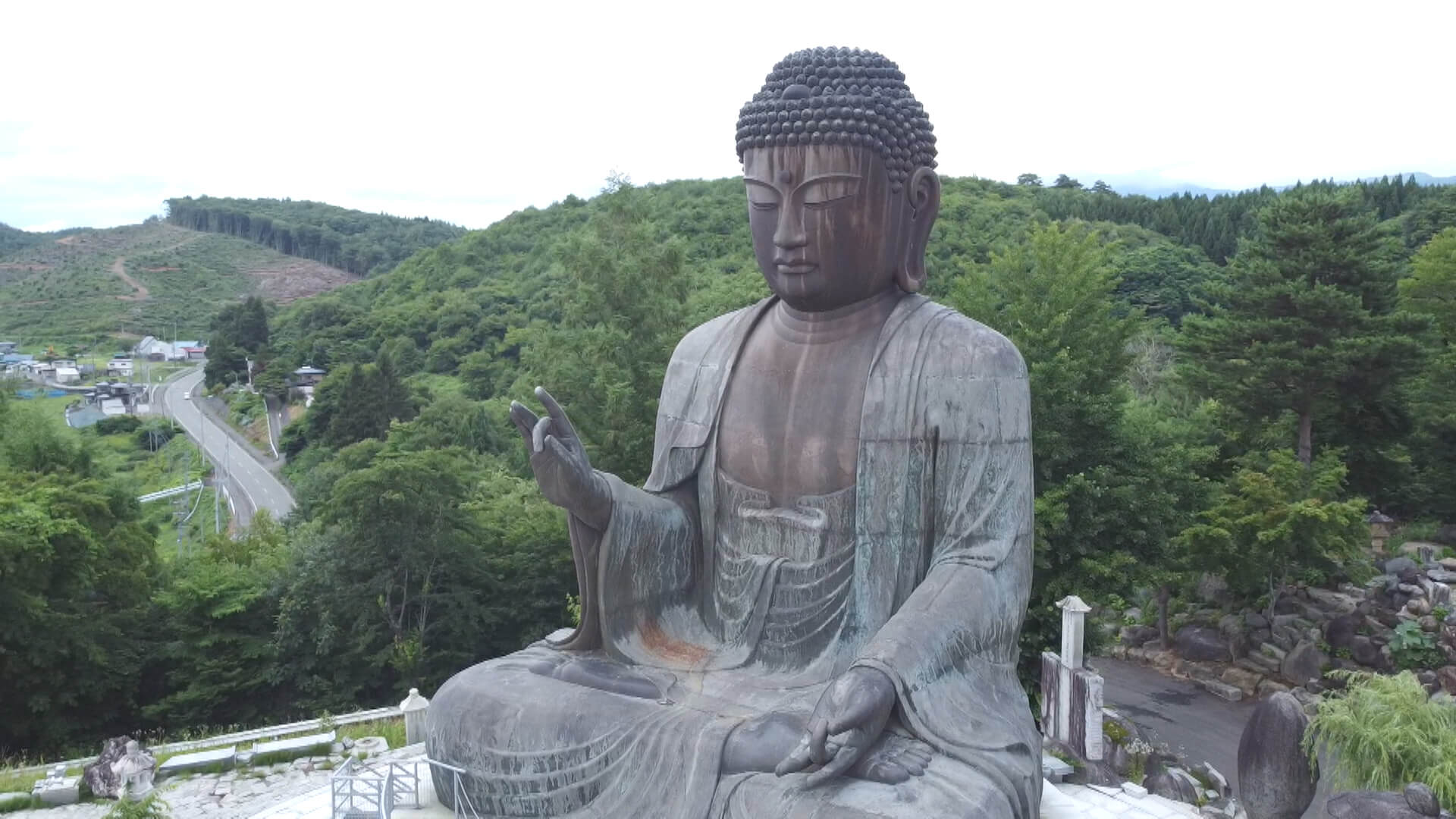 平成11年7月に開眼式が行われた盛岡大仏は、青銅で造られた高さは約17メートル。重さは花崗岩の台座含めて約170トン。奈良の大仏に匹敵する大きさとのこと