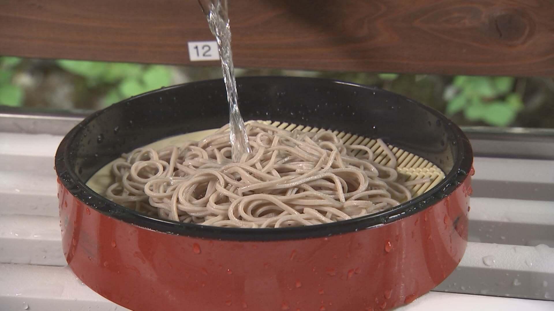 滝観洞名物「滝流し蕎麦」筒の中を流れてくるので、いつ?いつ?どきどき