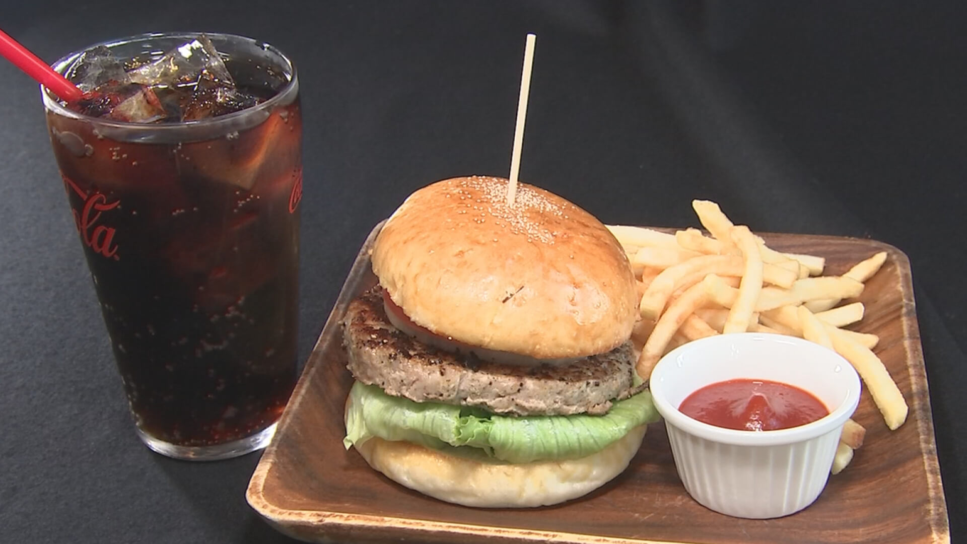 ハンバーガーの大きさにビックリ!パティの大きさはまるでステーキ