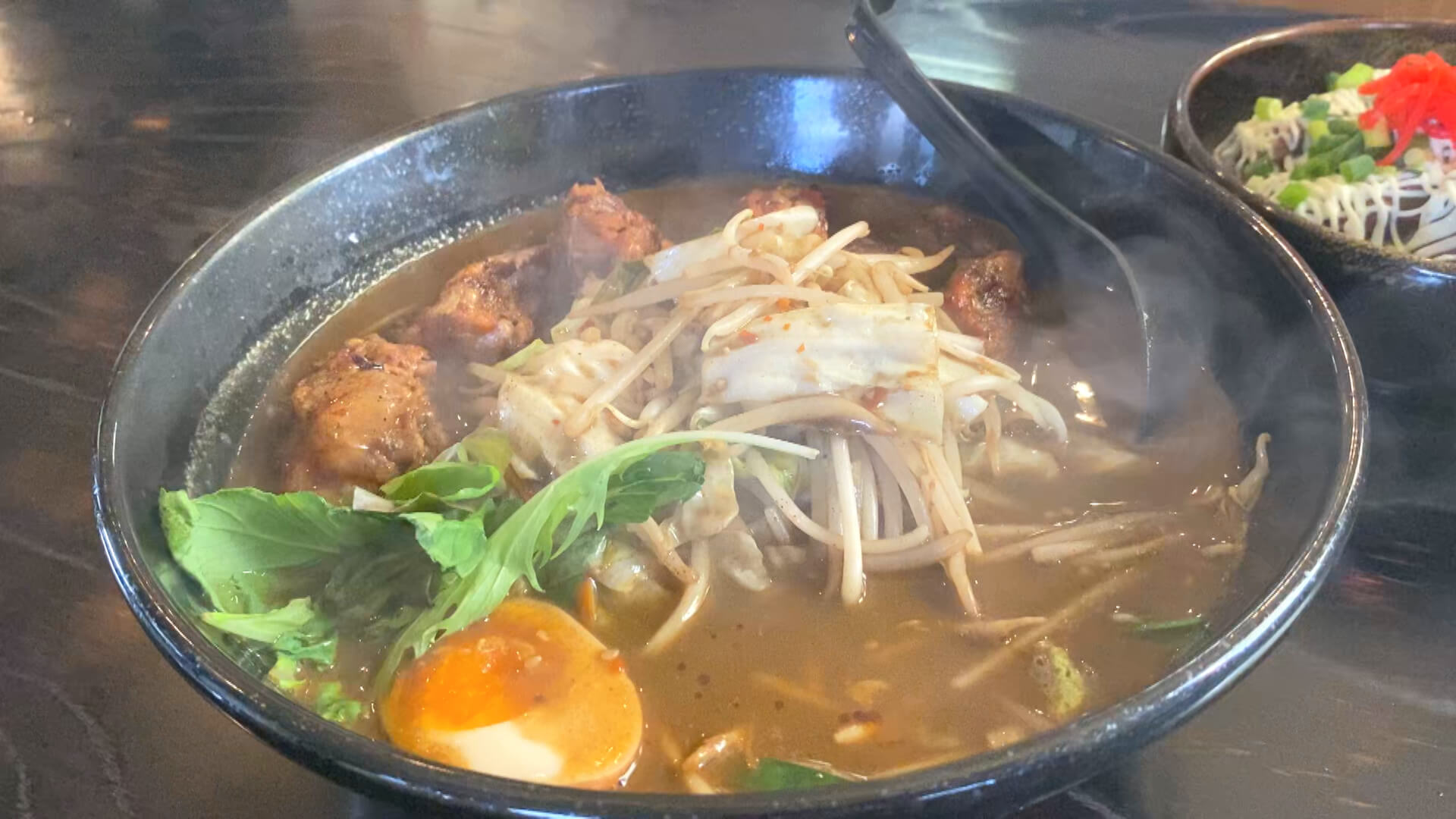 ラーメン丼が大というよりextra largeサイズ 西島部長の顔が2つは入りそう 美味しそうだけどラーメンとパイカ丼どっちも食べられる?