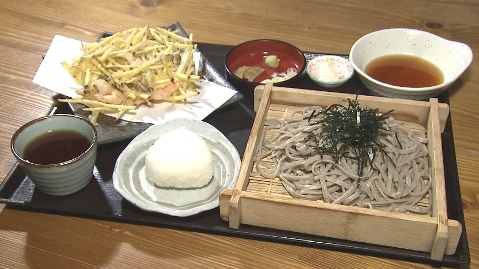 ふみきゅん実食、週替わりセット おにぎりの香りが違う!お米が甘い!! お蕎麦の弾力と密度がすごい!香りが引き立って 食べ応えがある おいひっ!!って、かき揚がデカいんですが通常サイズ?!