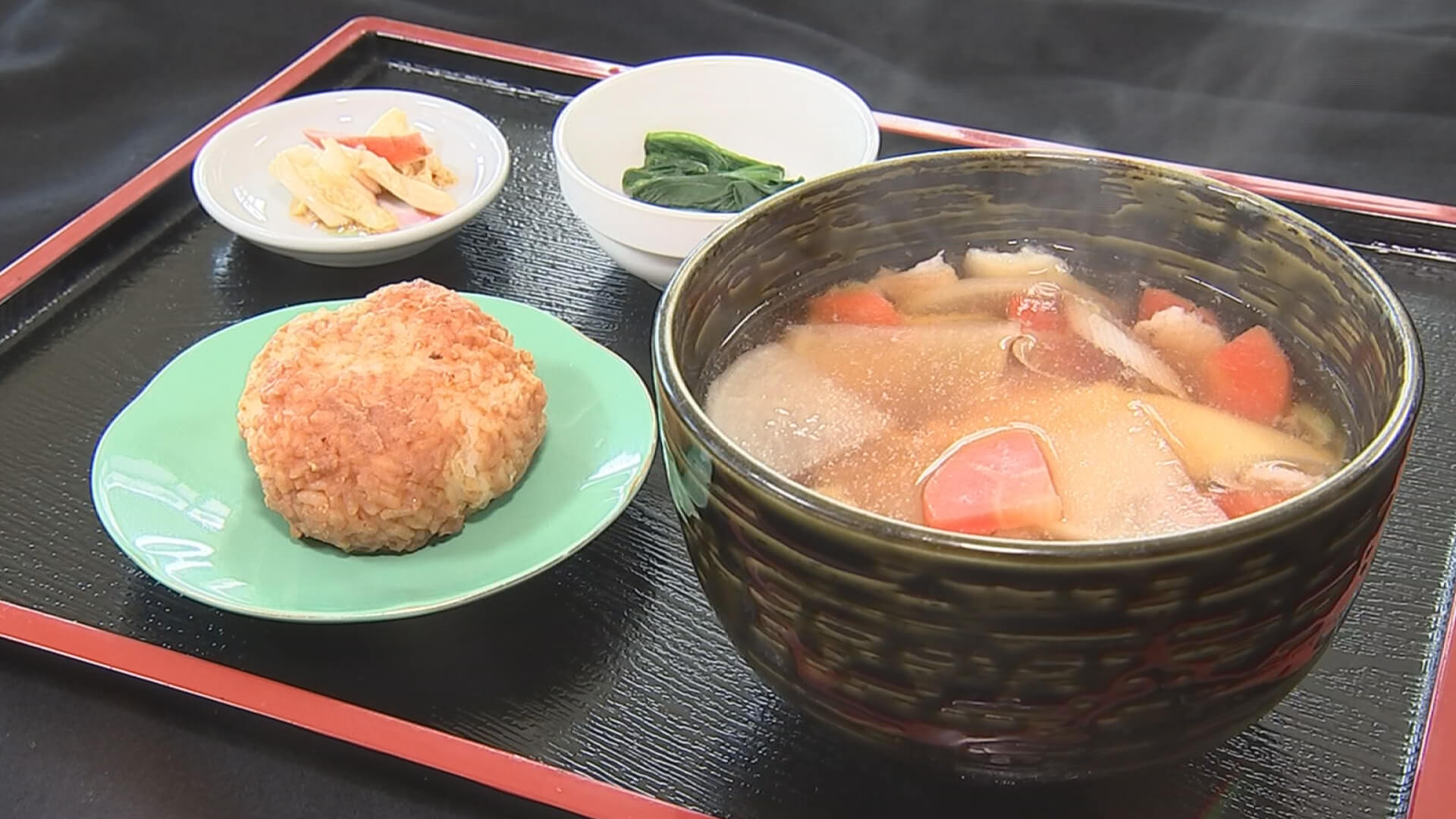 食堂の菅原さんと原さんは「うめがすと」で満面の笑み