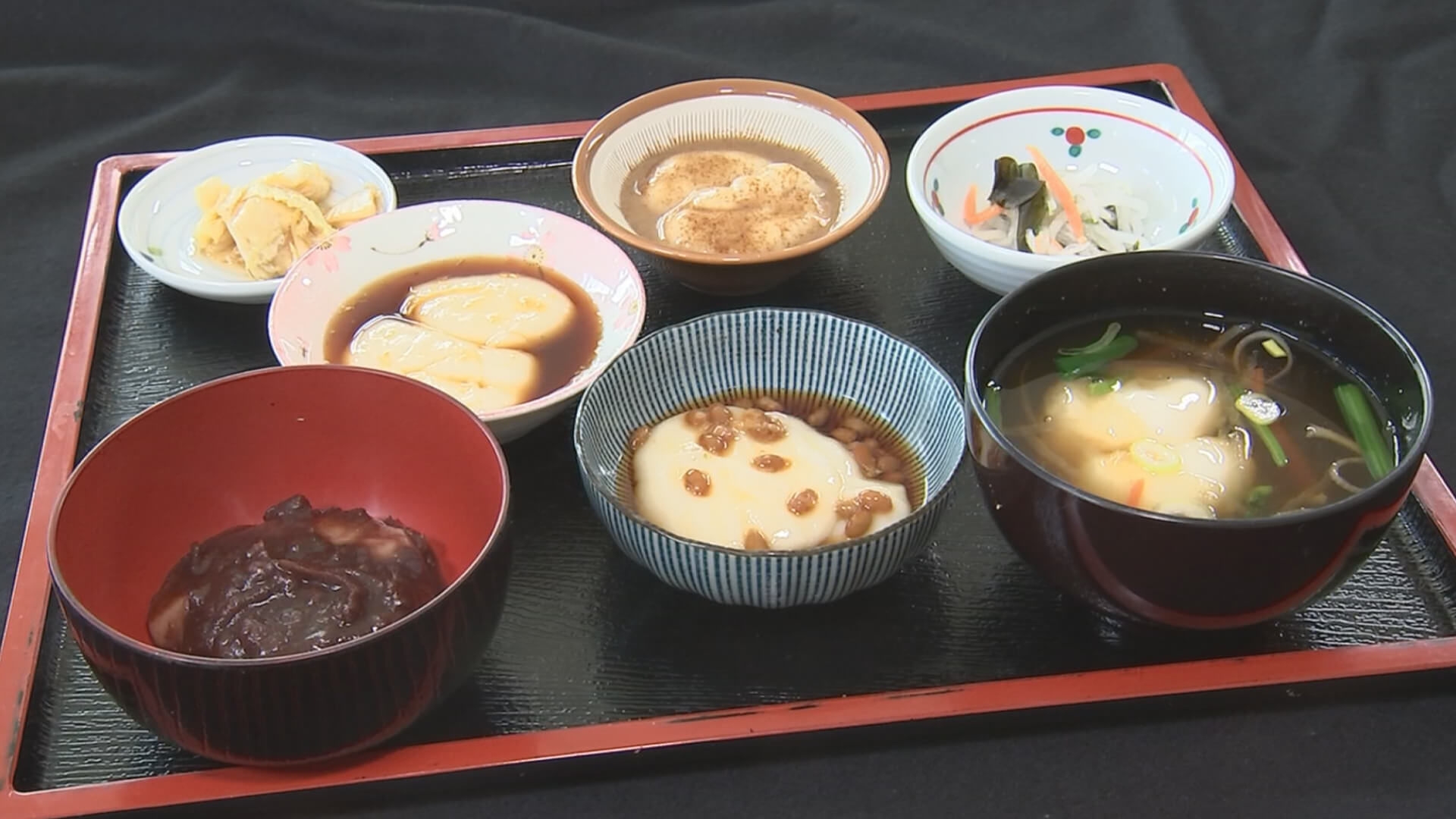 あんこ、なっとう、しょうが、じゅうね(えごま※じゅうねを食べると十年長生きするといわれる)、ひきな汁(※ひきな=千切り野菜のこと)岩手県南ではお祝いの時に食べる餅御膳。実は食べる順番もあるんです。