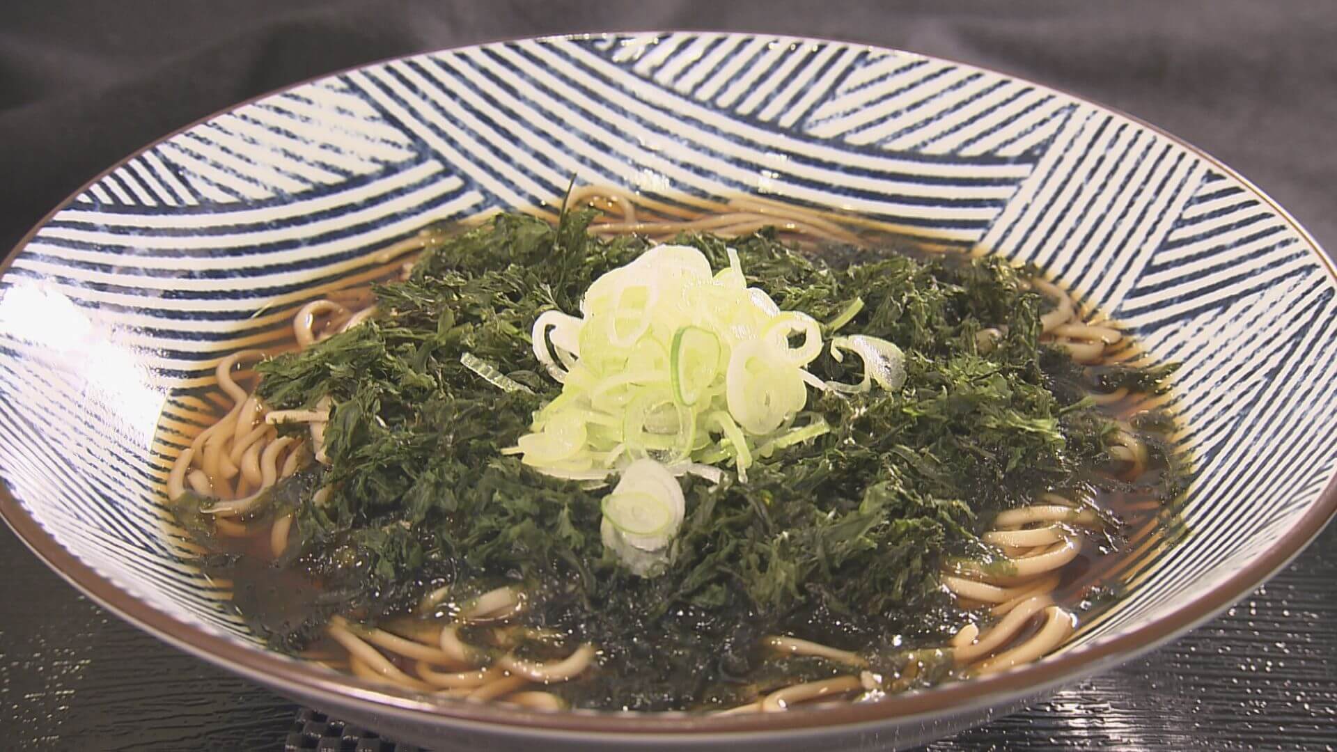 店内で製麺した二八蕎麦に、カツオ、サバ、干しシイタケなどからとった風味豊かな出汁つゆに瀬戸内海で採れた岩海苔をたっぷり