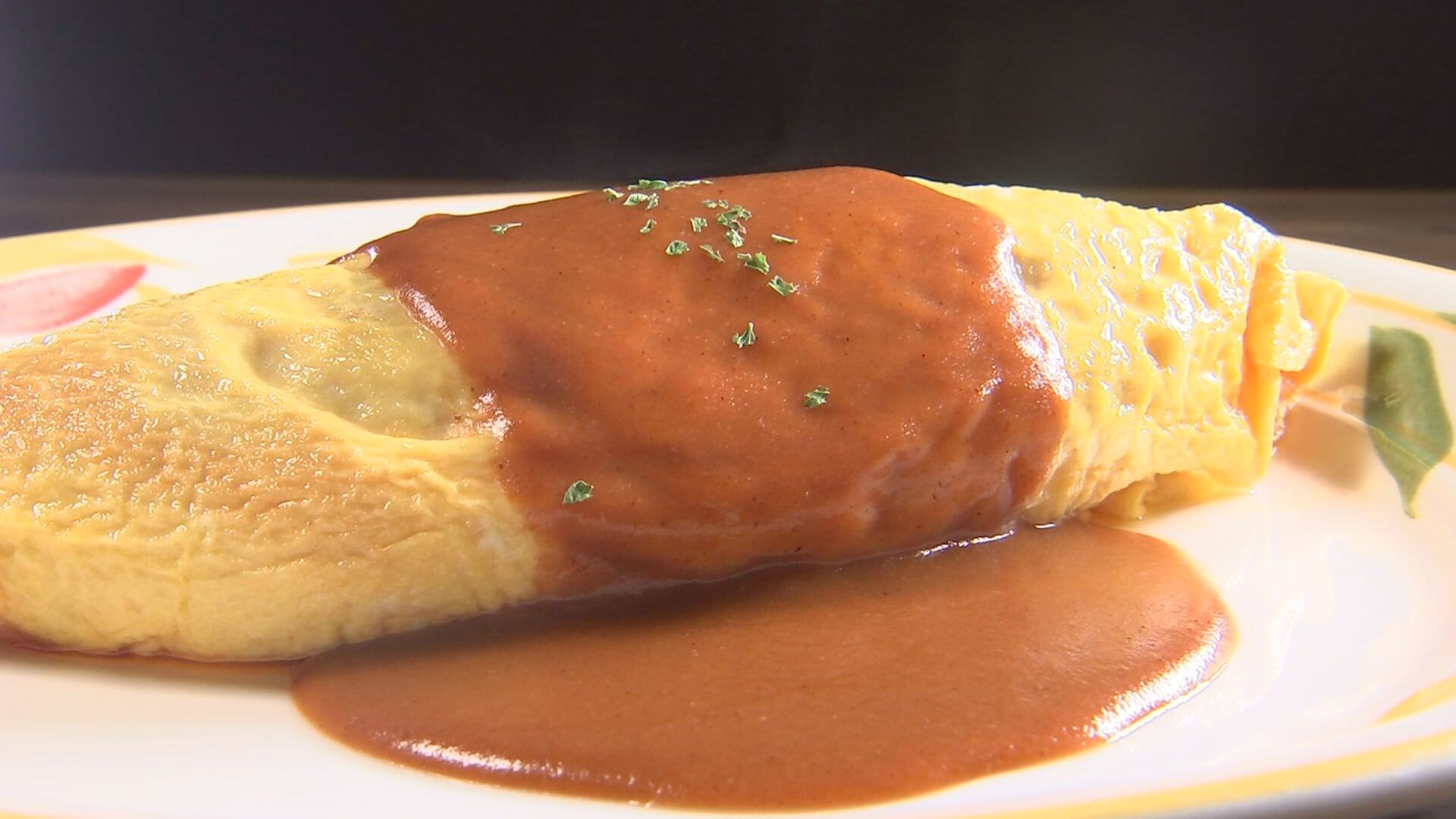 玉ねぎと豚肉のケチャップライスがふわふわの玉子に包まれ1週間かけて作られたデミグラスソースで完成したオムライスを、見ただけでおいしいと分かると言った徳永さん あまりの美味しさに1曲でました!!