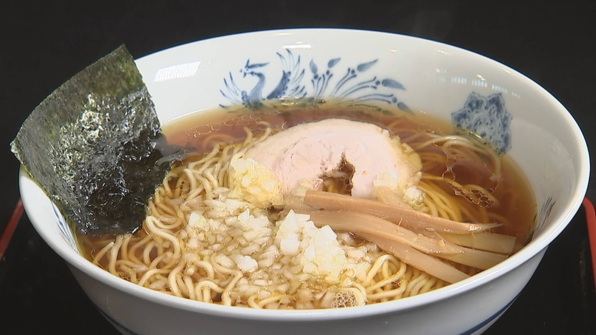 千田アナ実食 山川さんのツッコミに千田アナ思わず、しょう油色のスープ(笑)とてもキレイな黄金色のスープは、あっさりしているけどしょう油のコクがあって深みのある味とのこと。もういいこと言っているんだけど最初のしょう油色が頭から離れない