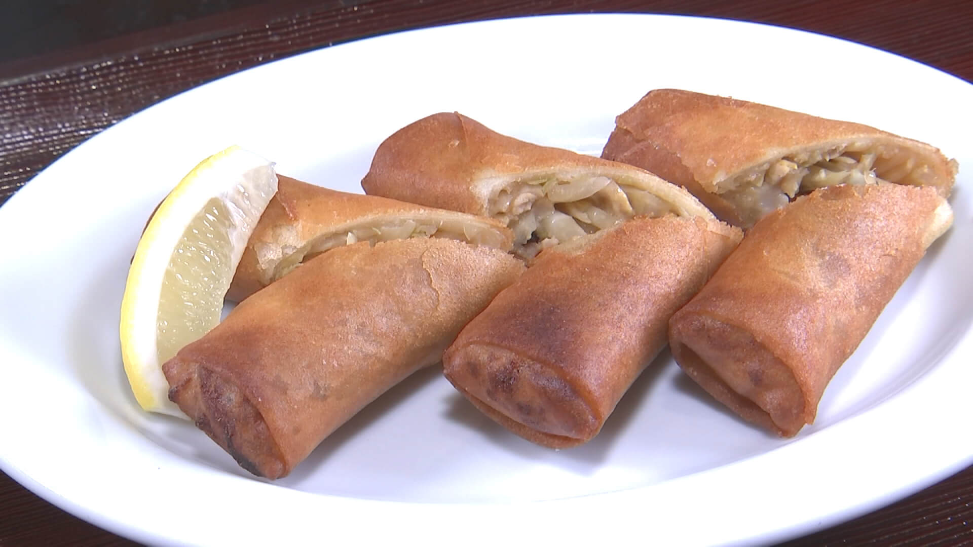 外はパリっパリ、中はジューシーな春巻きですが、西島アナの食レポが岩手めんこいテレビからアナウンサーハプニング賞エントリー作品になるかも、そうしたら正華の春巻き全国進出だぁ~